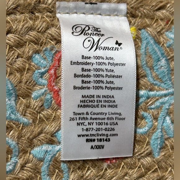 4 Pioneer Woman jute 15” round embroidered floral placemats NWOT SWEET ROSE - Picture 6 of 8